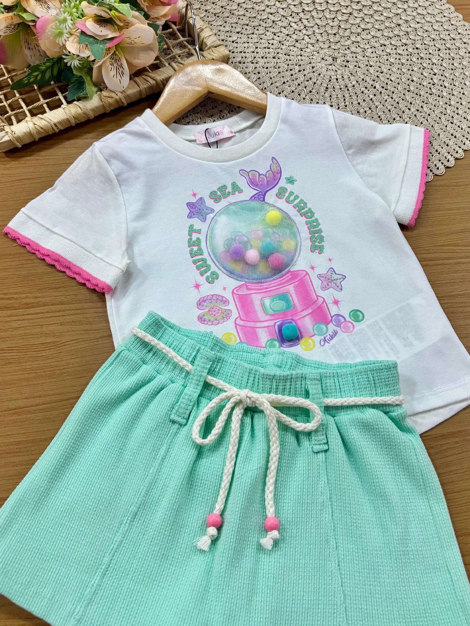 Conjunto Infantil Menina Kukiê com Shorts Saia Azul e Blusa Branca Docinhos