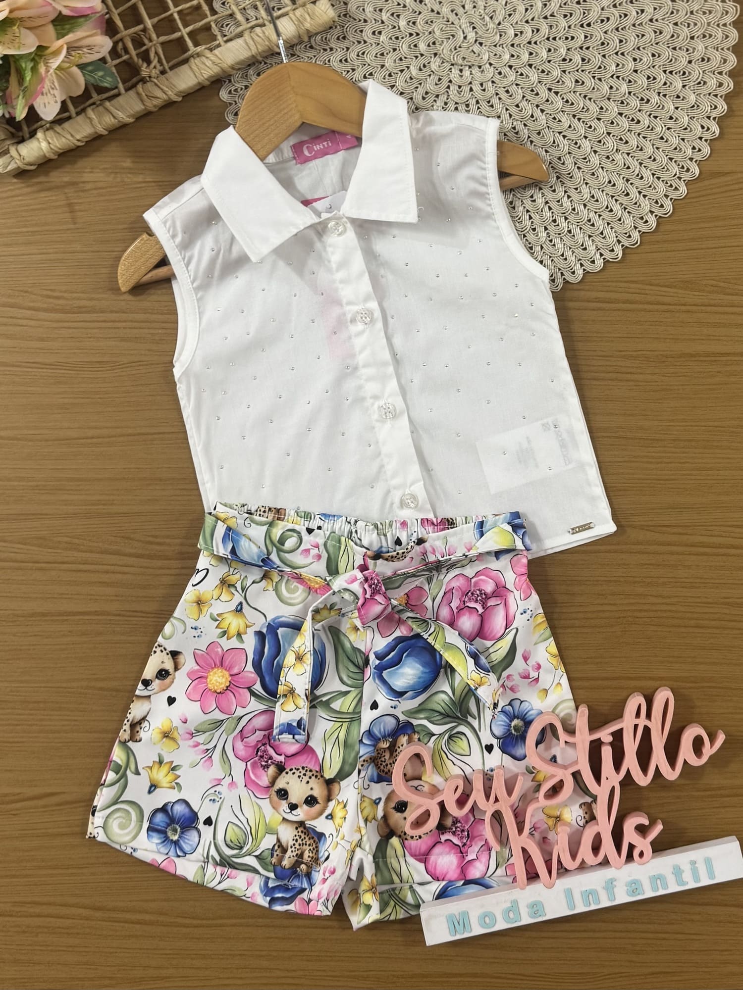 Conjunto Infantil Cinti Verão com Calça e Blusa Branca Oncinha Floral