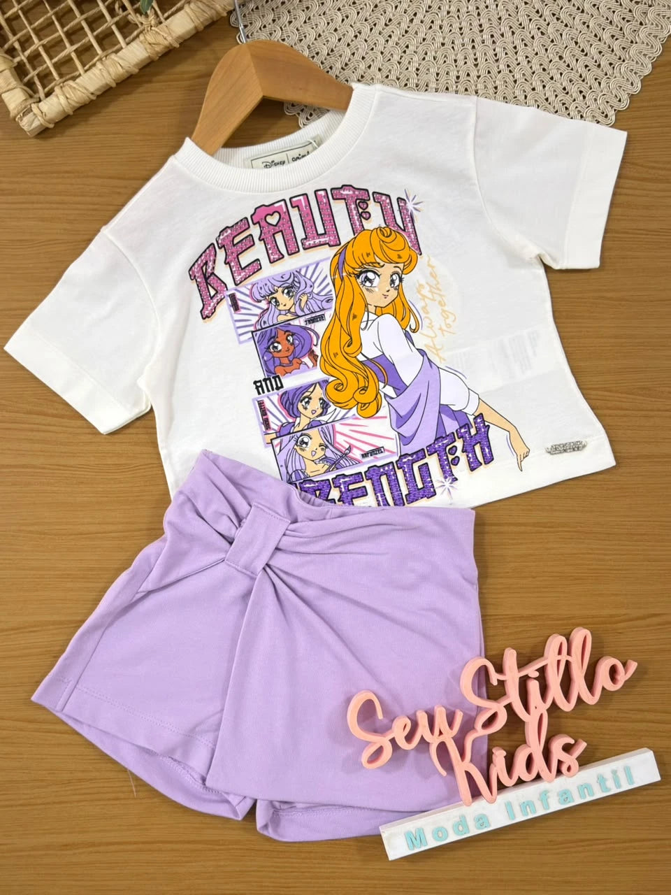 Conjunto Infantil Menina Animê com Shorts Saia Lilás e Blusa Princesas Strass