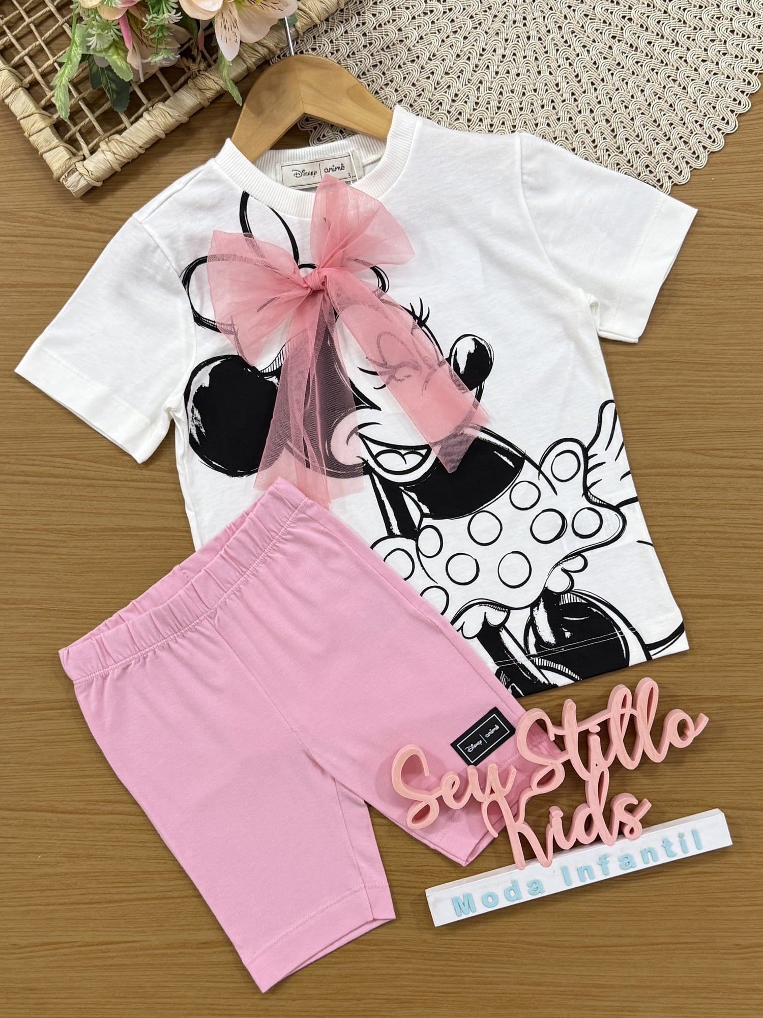 Conjunto Infantil Animê Verão com Shorts Ciclista Rosa e Blusa Branca Minnie Laço Disney