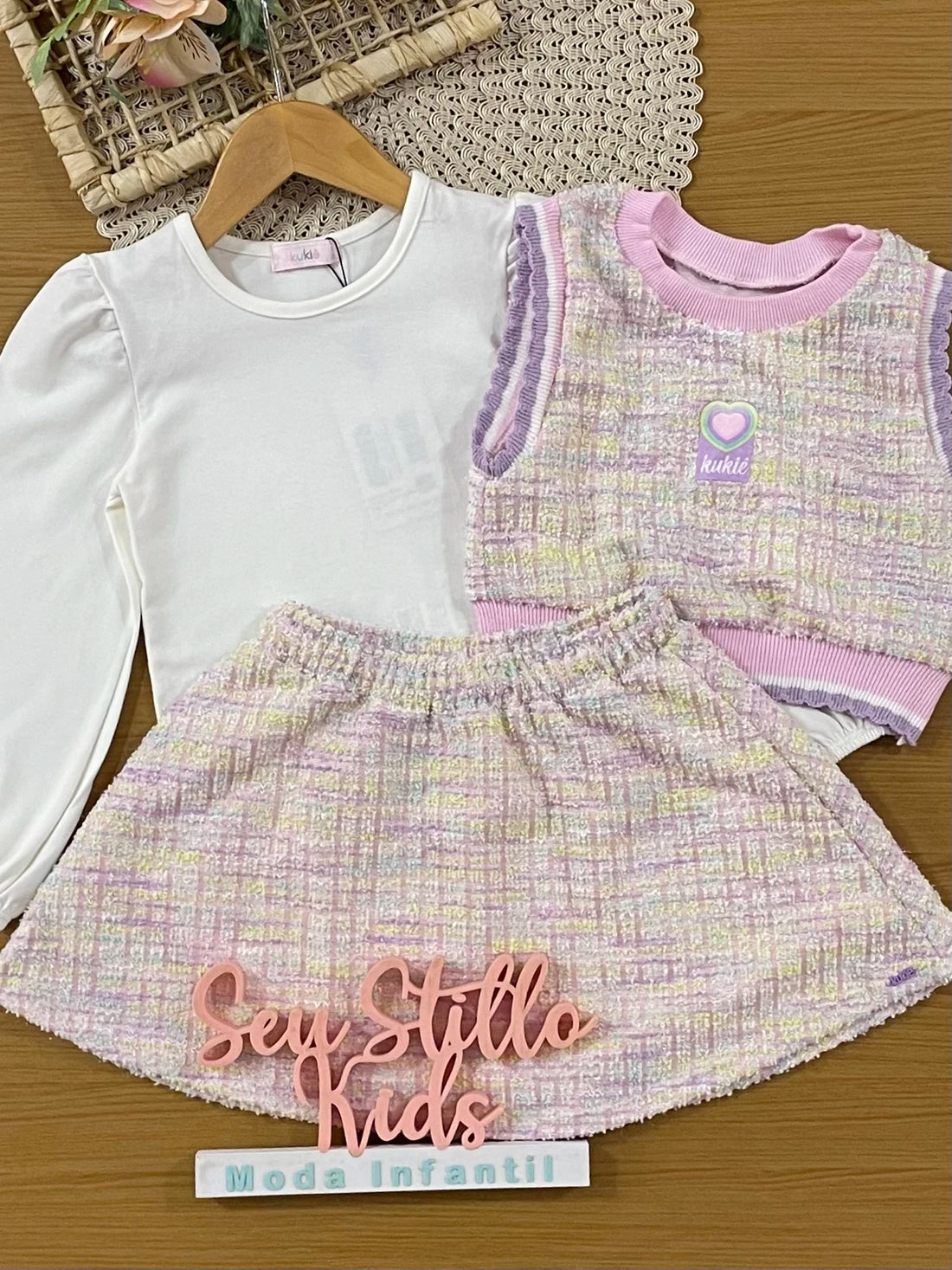 Conjunto Infantil Kukiê Inverno com Saia, Colete Tweed colorido e Blusa Manga Longa