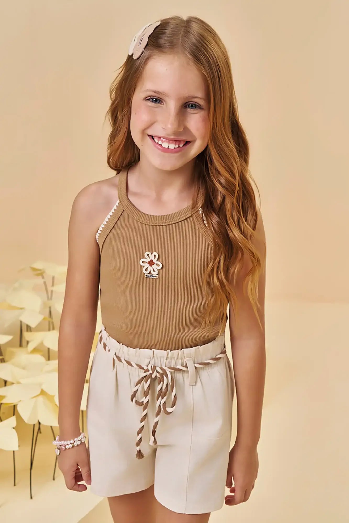Conjunto Infantil Menina Kukiê com Shorts Bege e Regata Marrom Flor