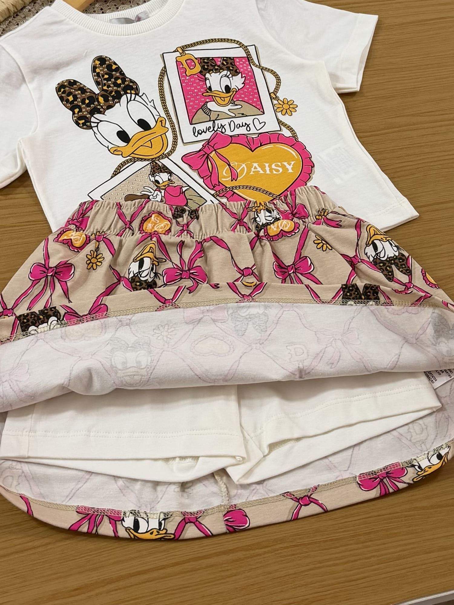 Conjunto Infantil Momi Inverno com Saia Bege e Blusa Branca Daisy Fotos Disney