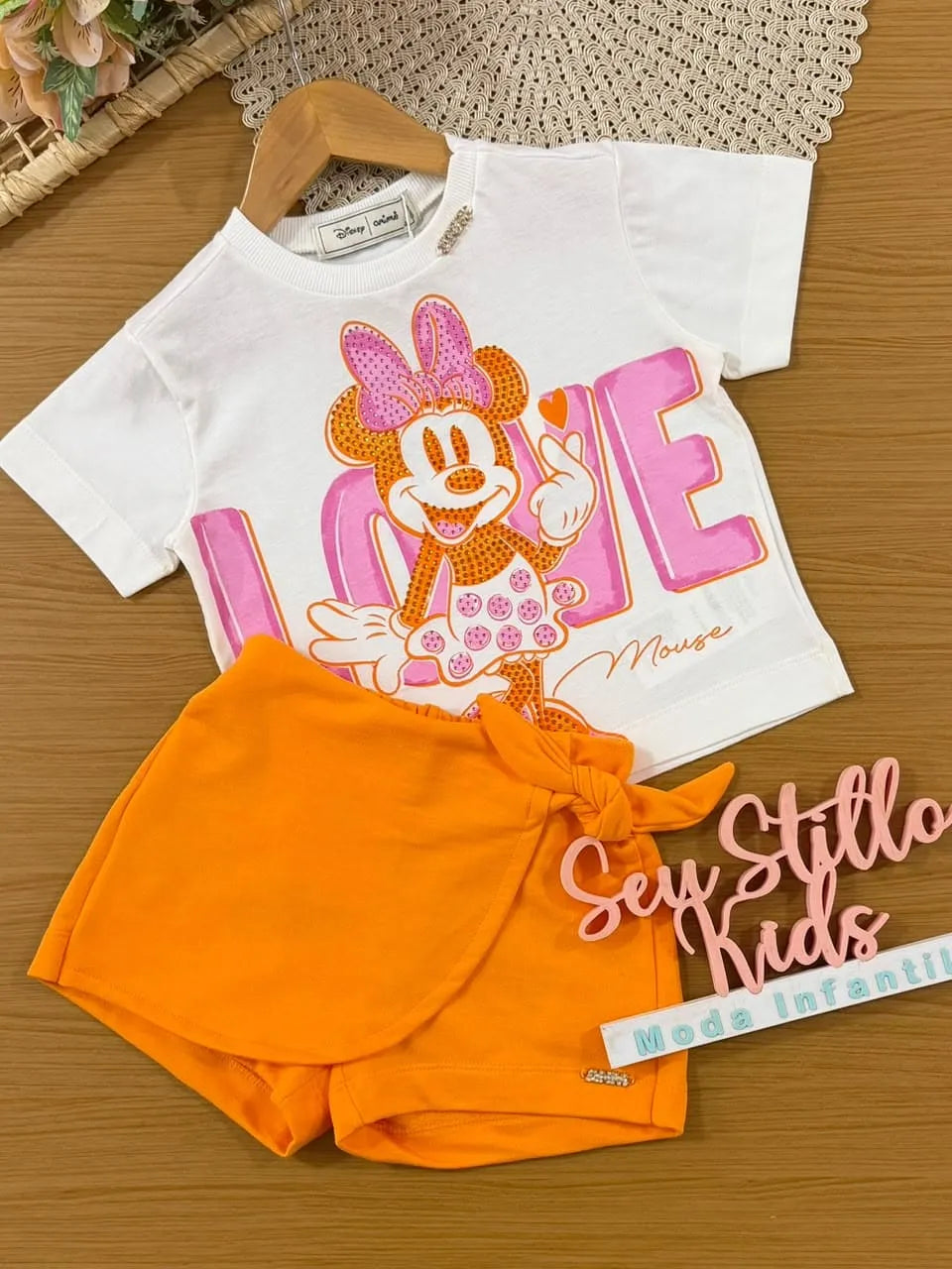 Conjunto Infantil Menina Animê com Shorts Laranja e Blusa Branca Minnie Strass Love Disney