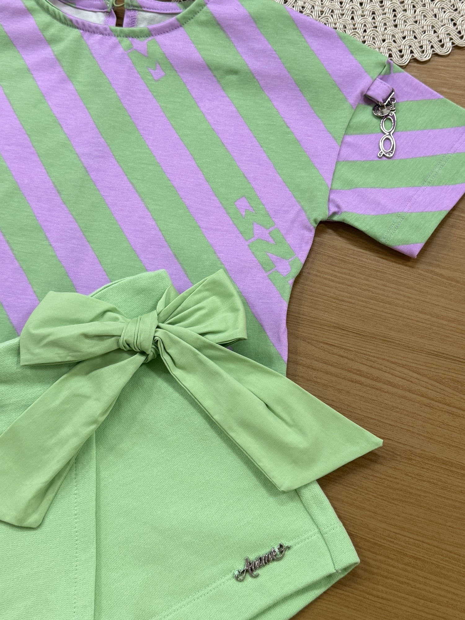 Conjunto Infantil Animê com Shorts Verde e Blusa Listrada