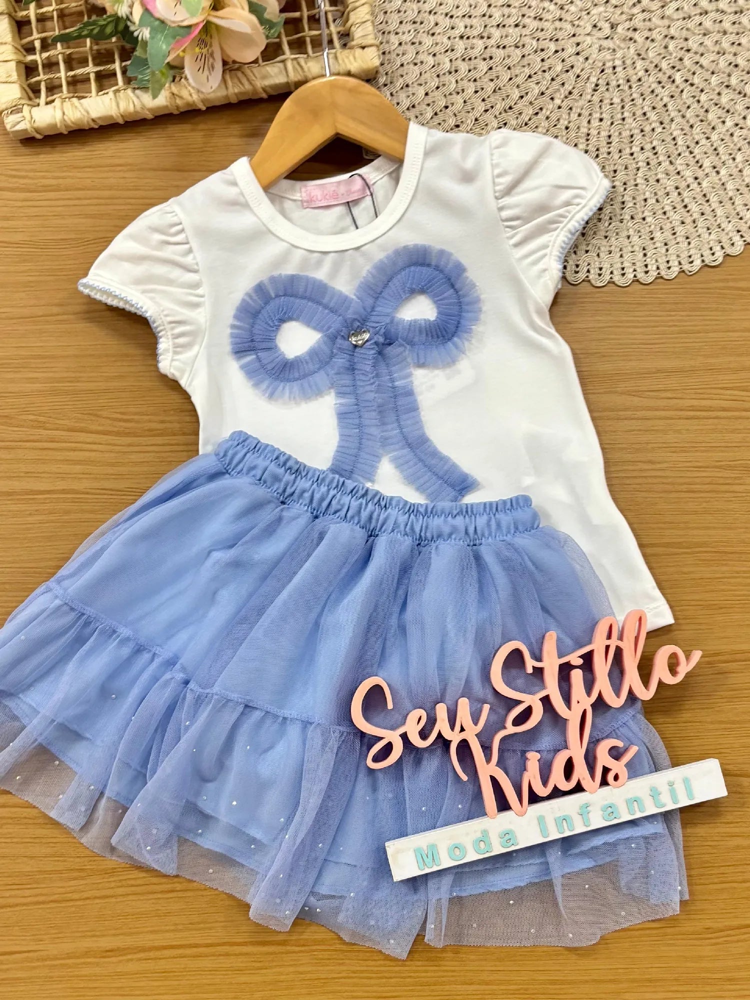 Conjunto Infantil Menina Kukiê com Saia em Tule e Blusa Branca Lacinho Azul