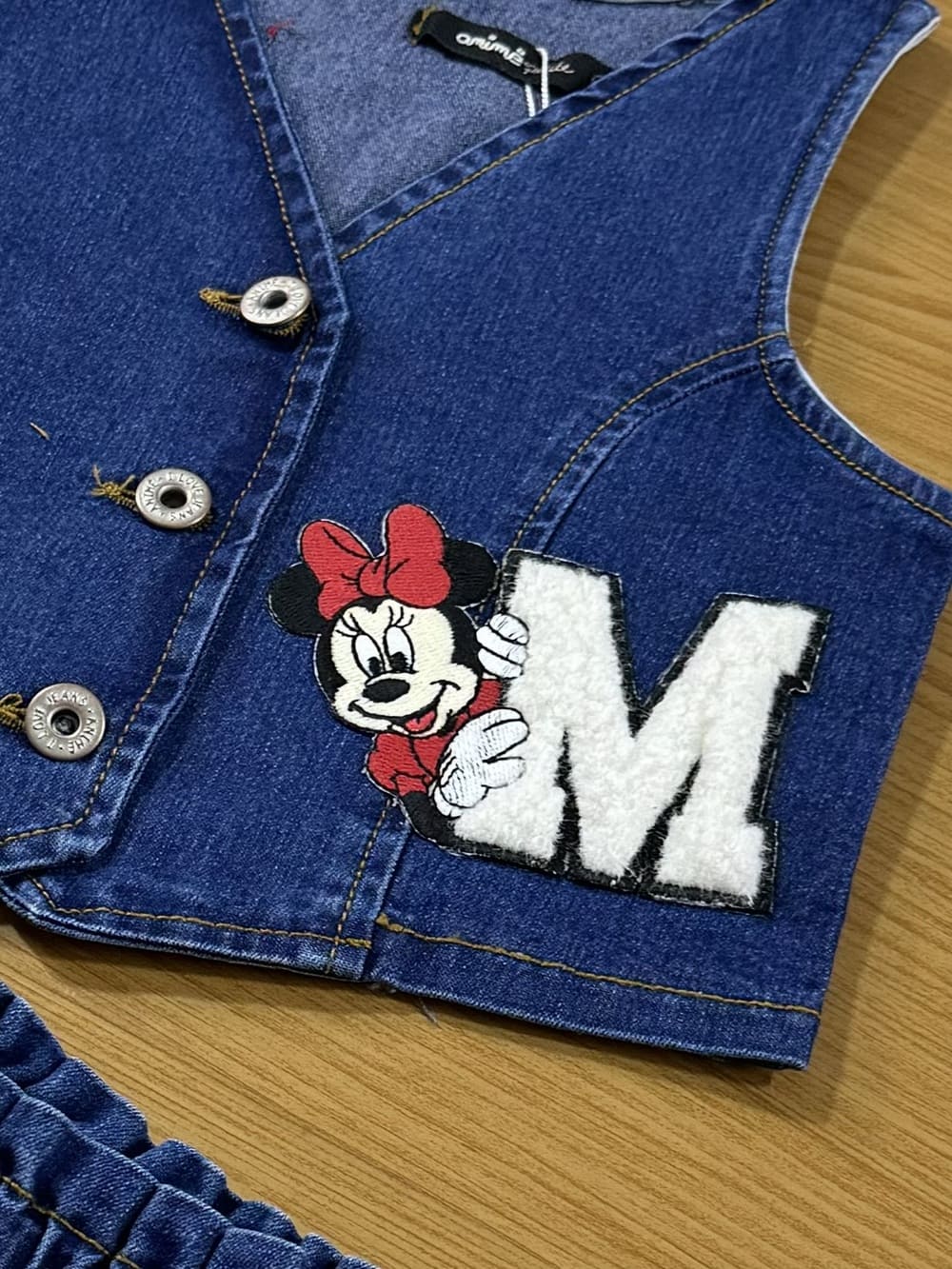 Conjunto Infantil Animê Verão Shorts e Colete Jeans Minnie Disney