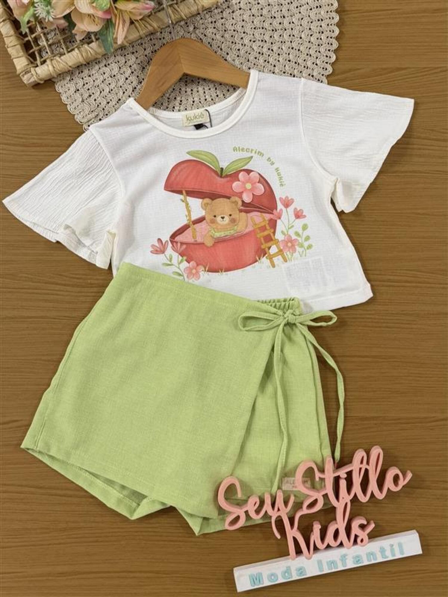 Conjunto Infantil Kukiê Inverno com Shorts Saia Verde e Blusa Maçãzinha