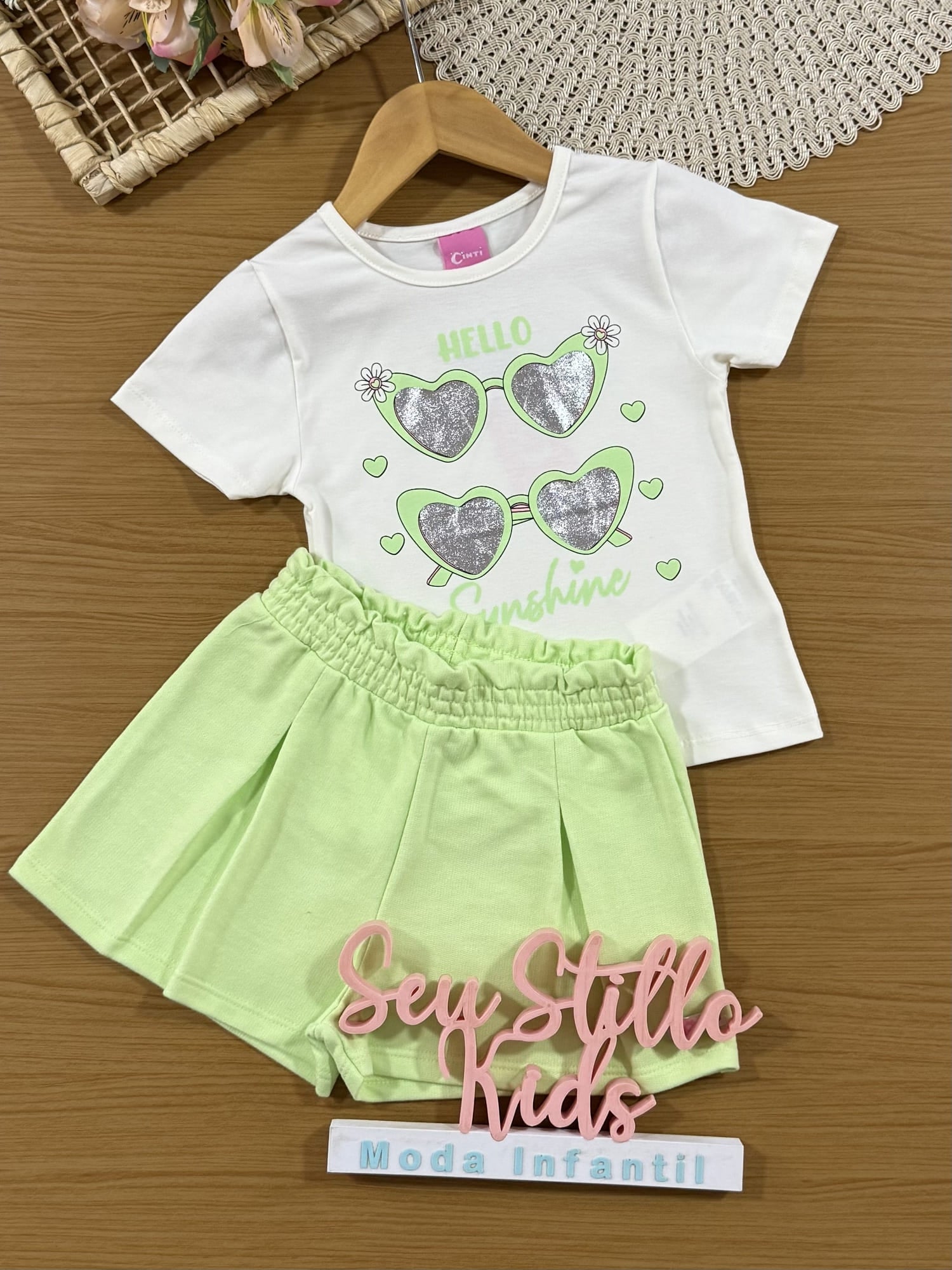 Conjunto Infantil Cinti com Shorts Verde e Blusa Hello Sunshine