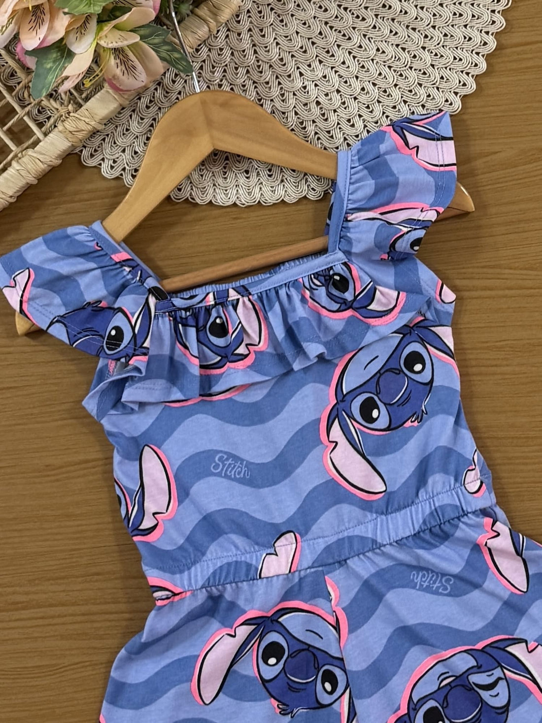 Macacão Curto Infantil Momi Verão Azul Ondas Stitch Disney