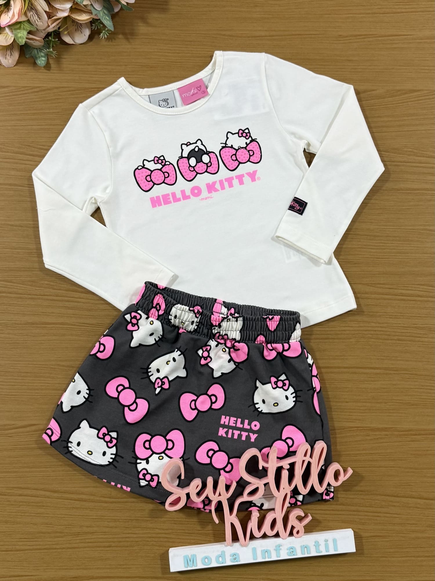 Conjunto Infantil Momi Short Saia Cinza e Blusa Manga Longa Hello Kitty