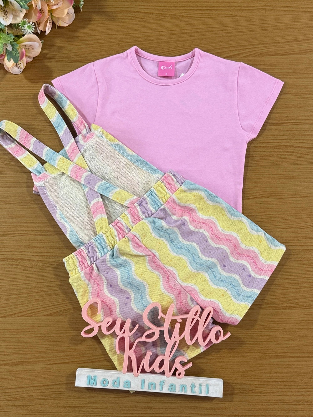Jardineira Infantil Cinti Verão Colorida e Blusa Rosa