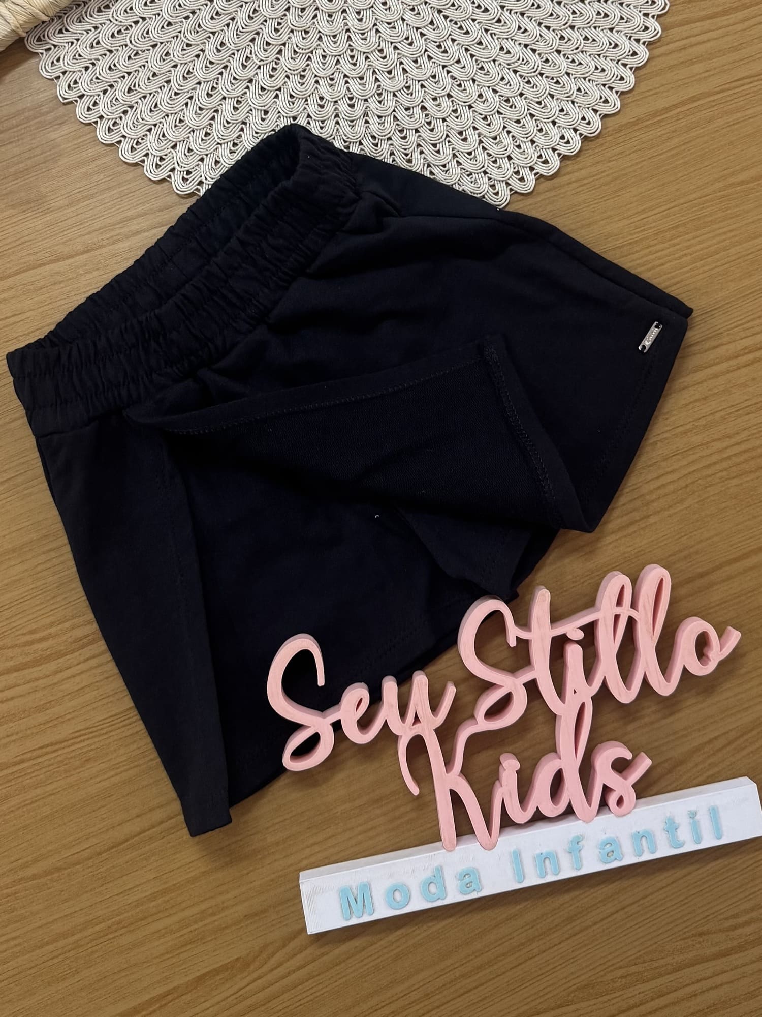 Conjunto Infantil Cinti Verão com Shorts Saia Preto e Blusa Branca Coração Pompon