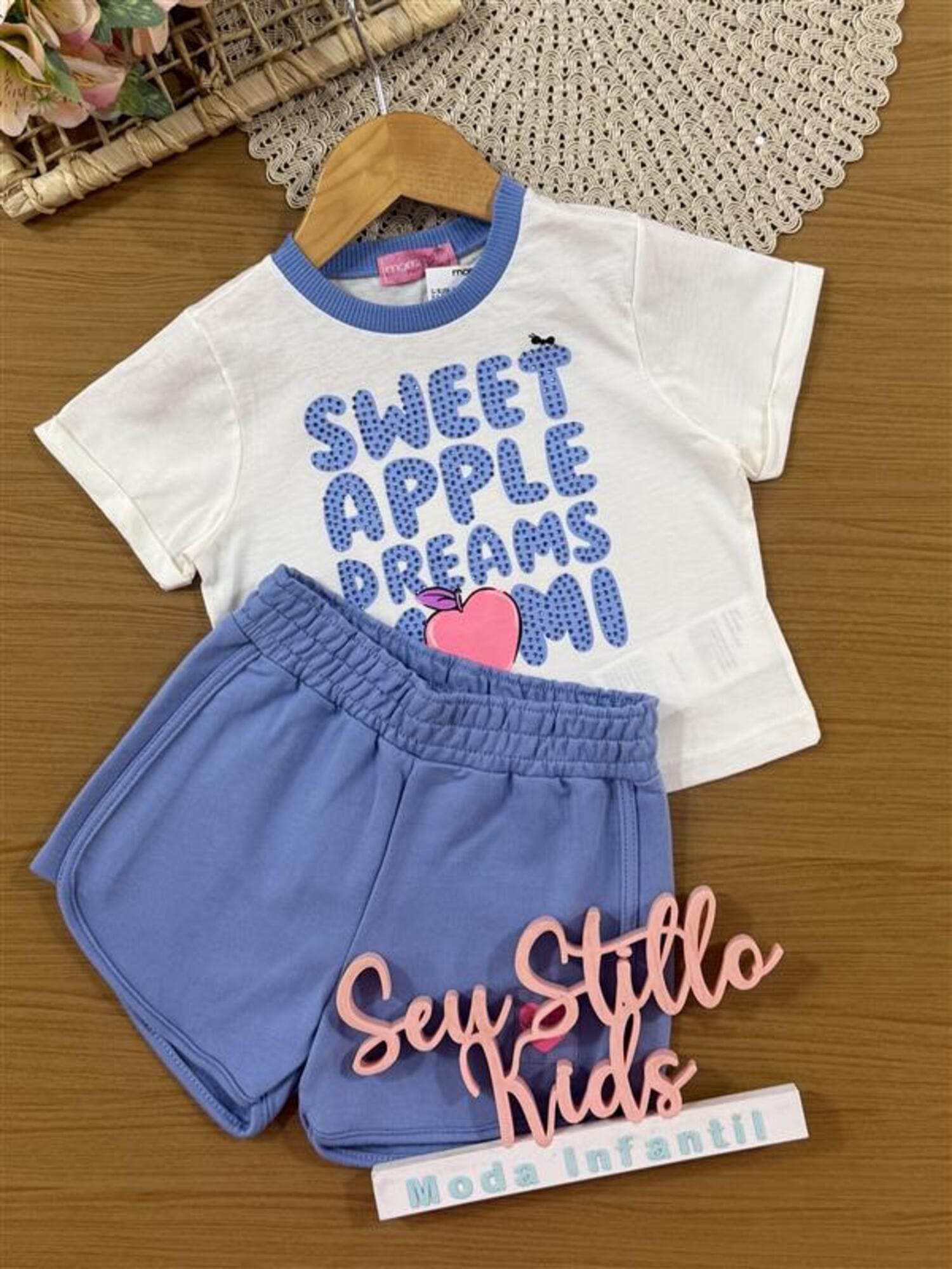 Conjunto Infantil Momi Verão com Shorts Azul e Blusa Branca Maçã do Amor