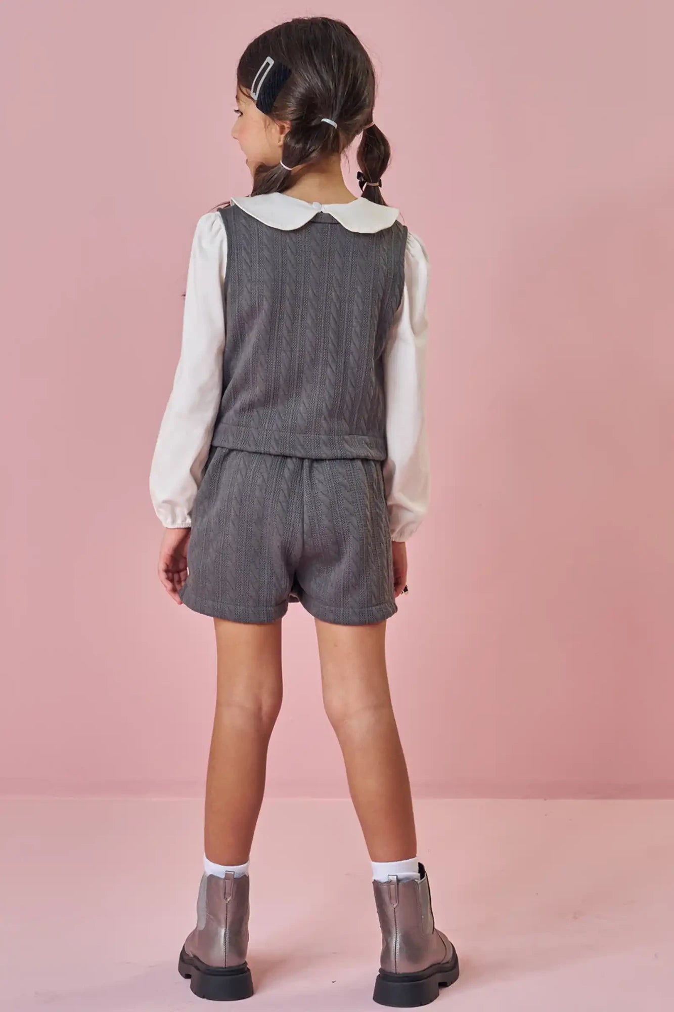 Conjunto Infantil Kukiê Inverno com Shorts Saia, Colete Tricot Cinza e Blusa Manga Longa