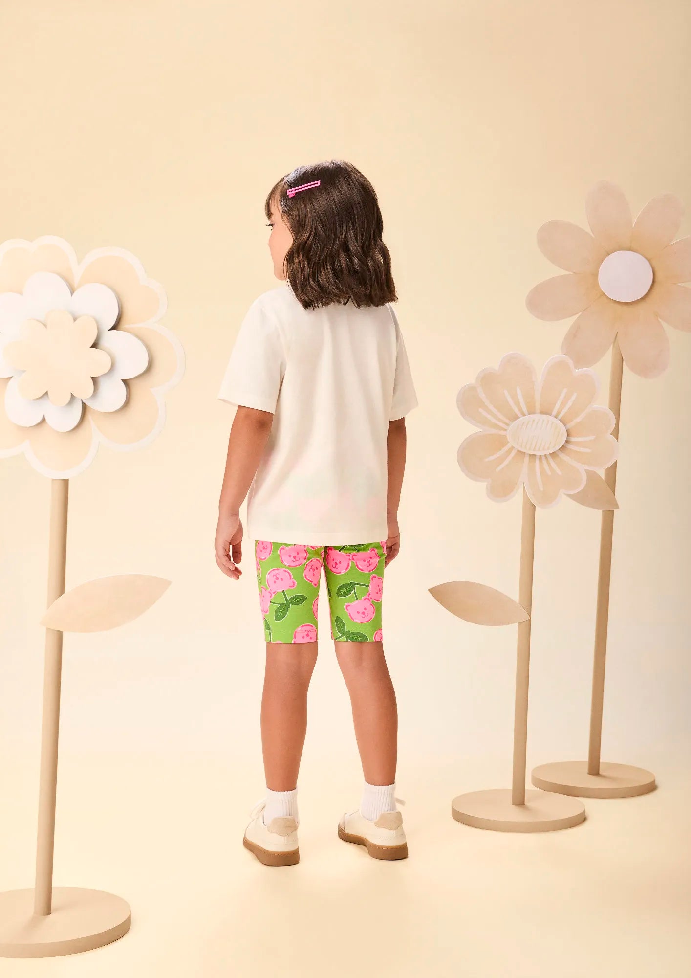 Conjunto Infantil Menina Momi com Shorts Ciclista Verde e Blusa Branca Ursinhos Cereja