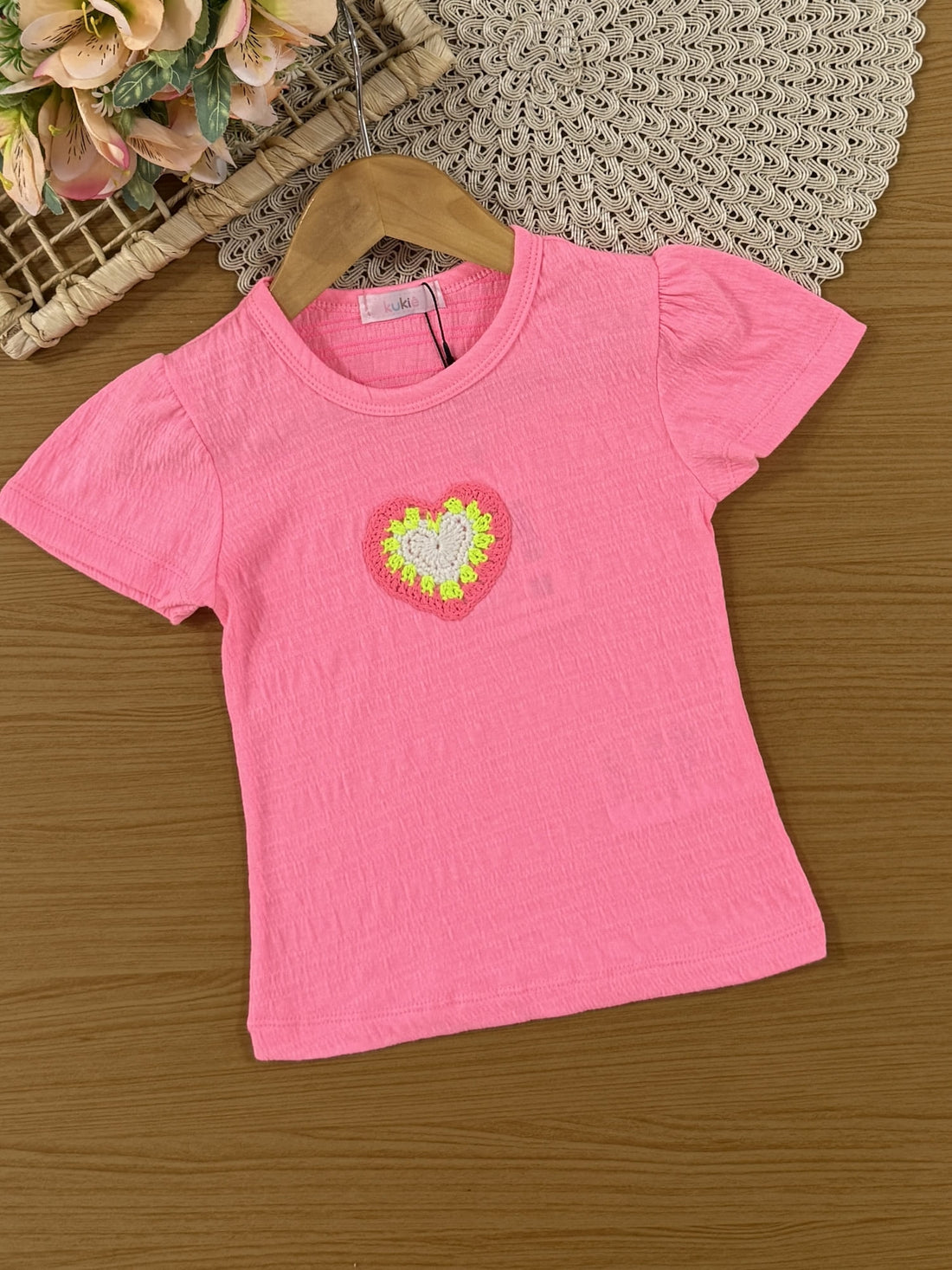 Conjunto Infantil Kukiê Verão com Shorts Off White e Blusa Rosa Coração Tricô