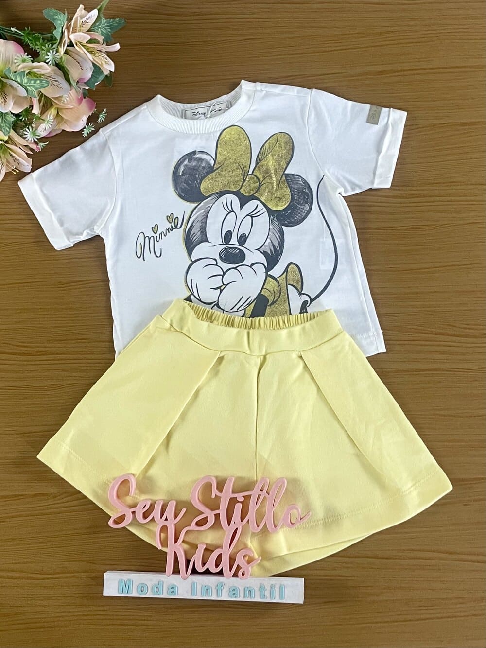 Conjunto Infantil Animê Verão Shorts Amarelo e Blusa Minnie