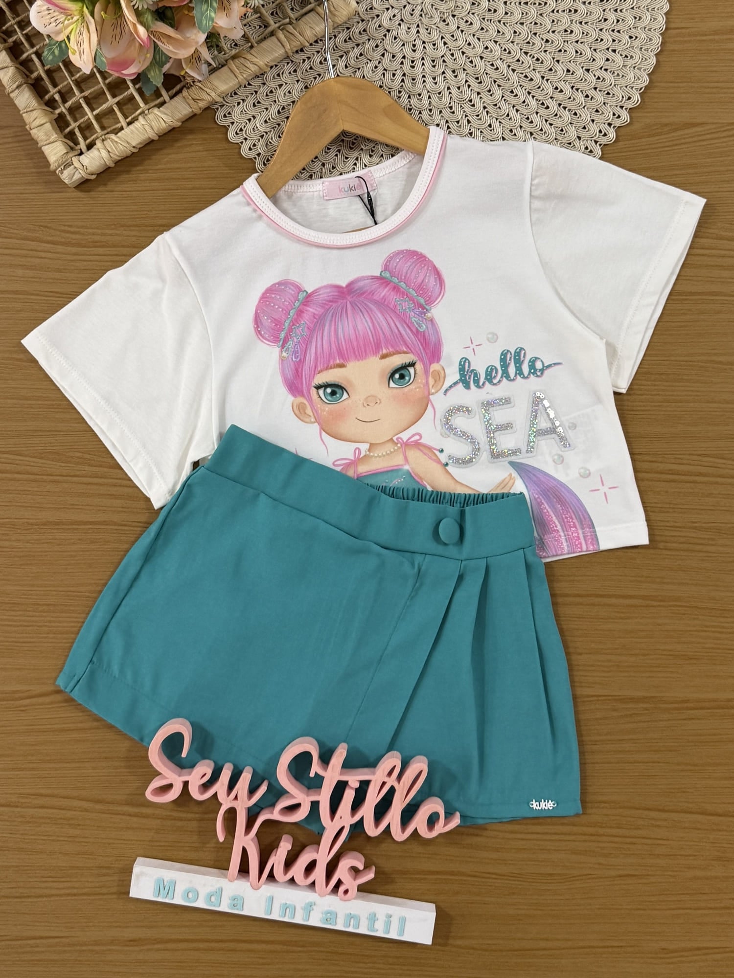 Conjunto Infantil Kukiê Verão com Shorts Saia Azul e Blusa Branca Sereia