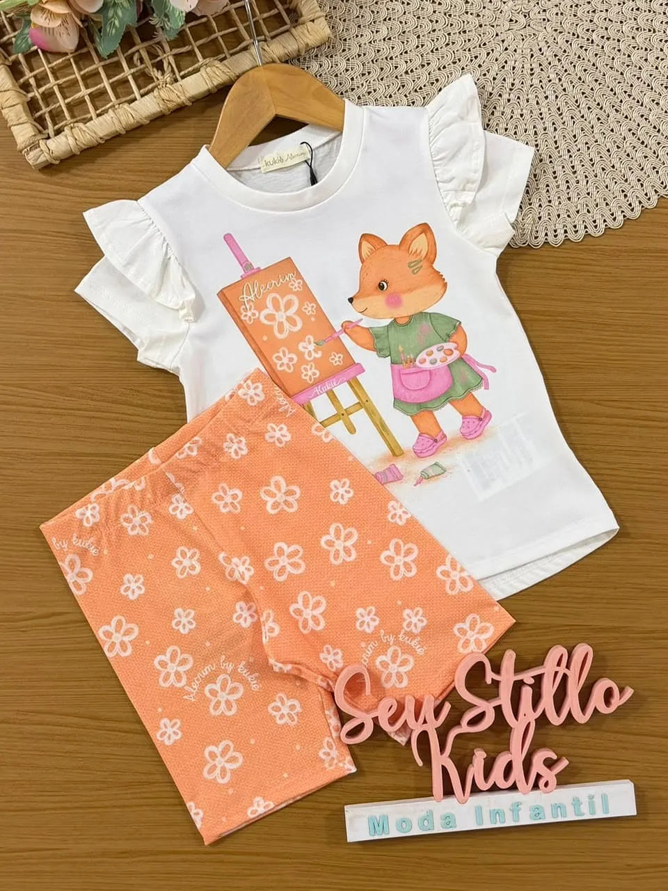 Conjunto Infantil Menina Kukiê com Shorts Ciclista Laranja e Blusa Branca Raposinha Artista
