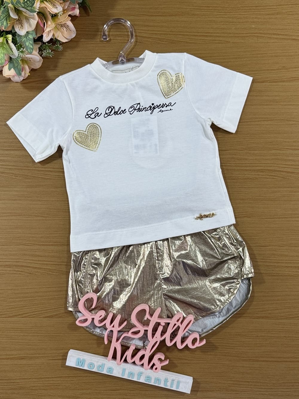 Conjunto Infantil Animê Verão  Shorts Metalizado Dourado e Blusa Coração