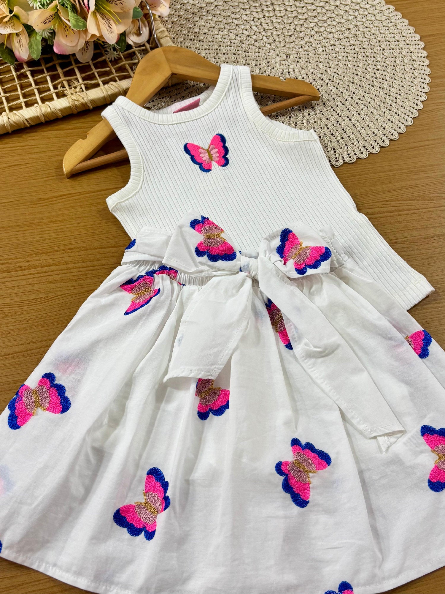 Conjunto Infantil Menina Momi com Saia e Blusa Borboletinhas Bordadas