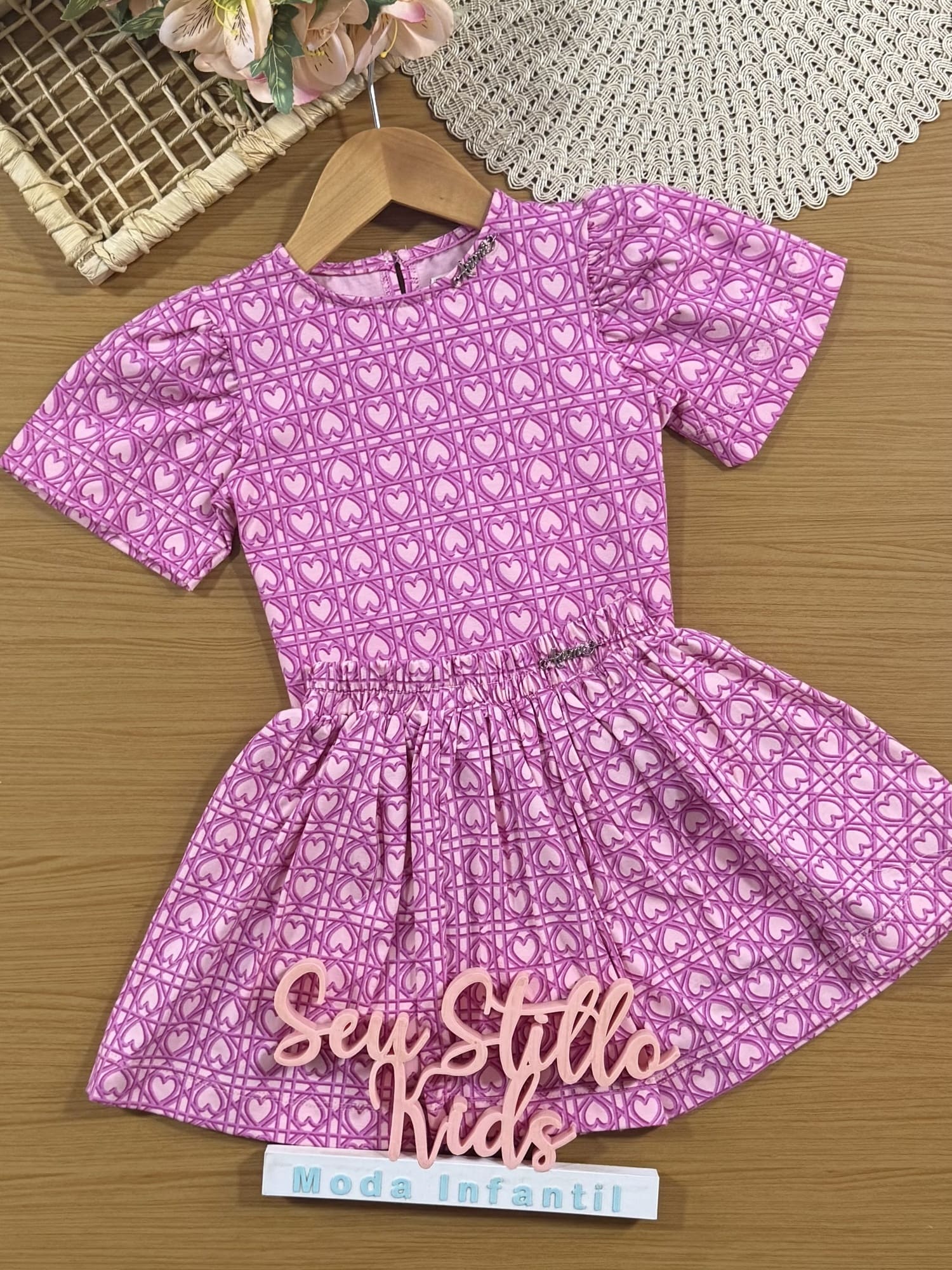 Conjunto Infantil Animê com Saia e Blusa Rosa Corações