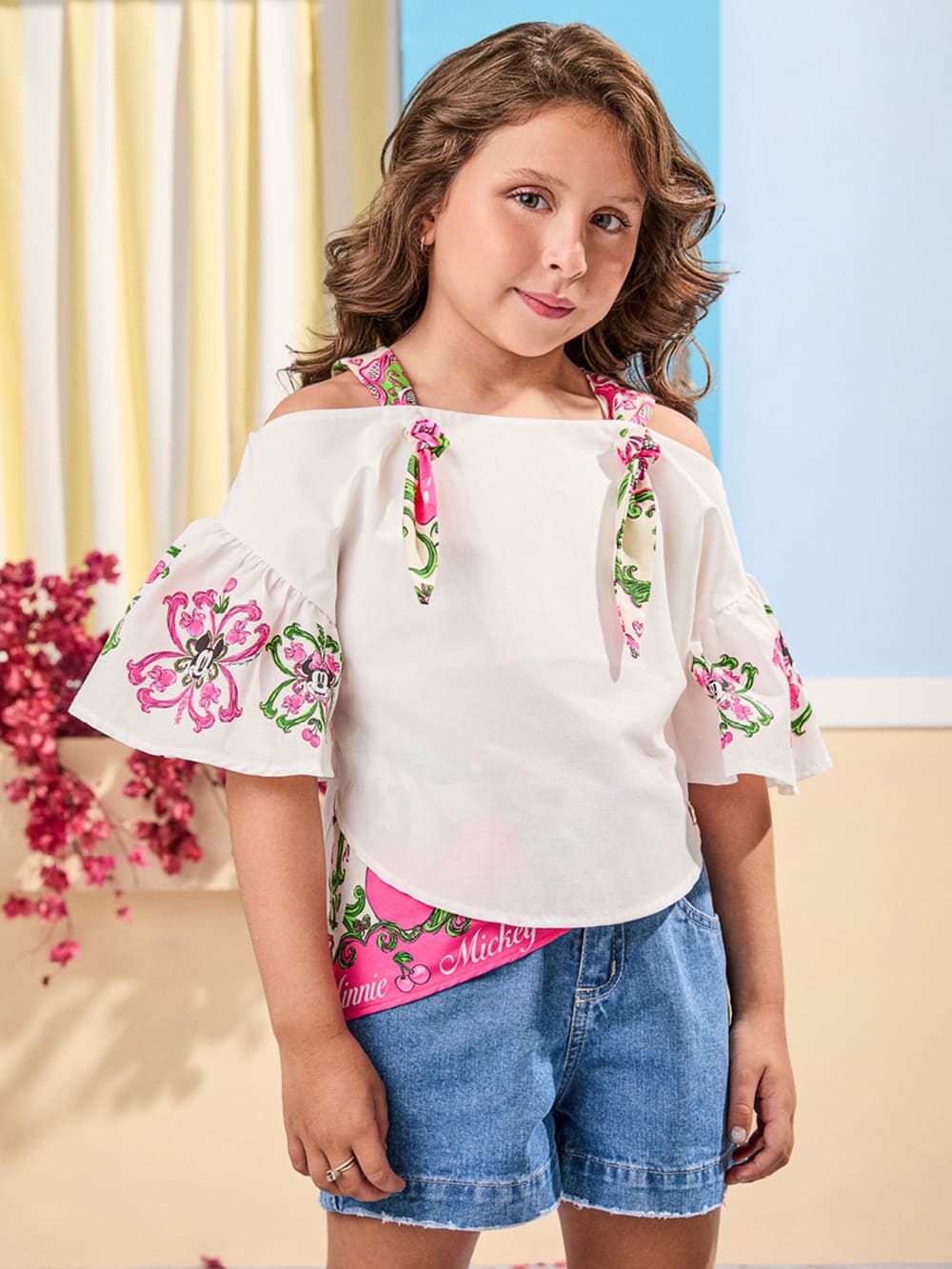 Conjunto Infantil Animê Verão Shorts Jeans com Bandana e Bata Minnie e Mickey Disney