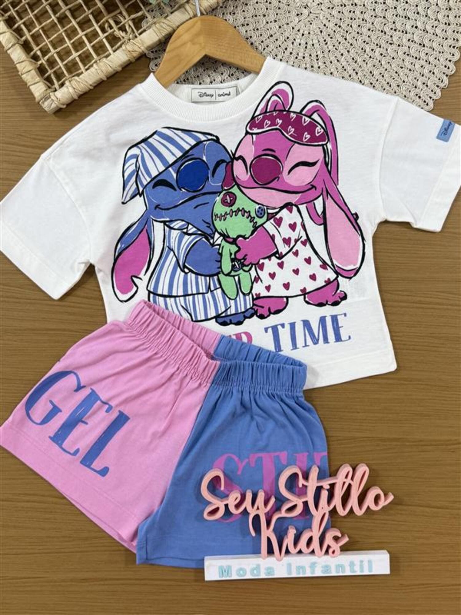 Pijama Infantil Animê Verão com Shorts Colorido e Blusa Branca Angel e Stitch Disney