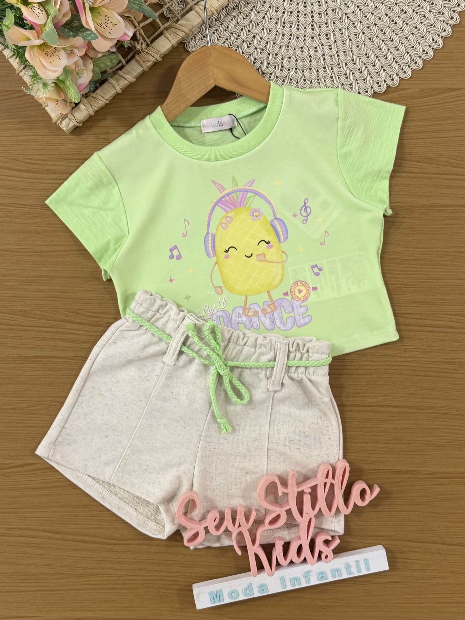 Conjunto Infantil Kukiê Verão com Shorts Off White e Blusa Verde Abacaxi Musical