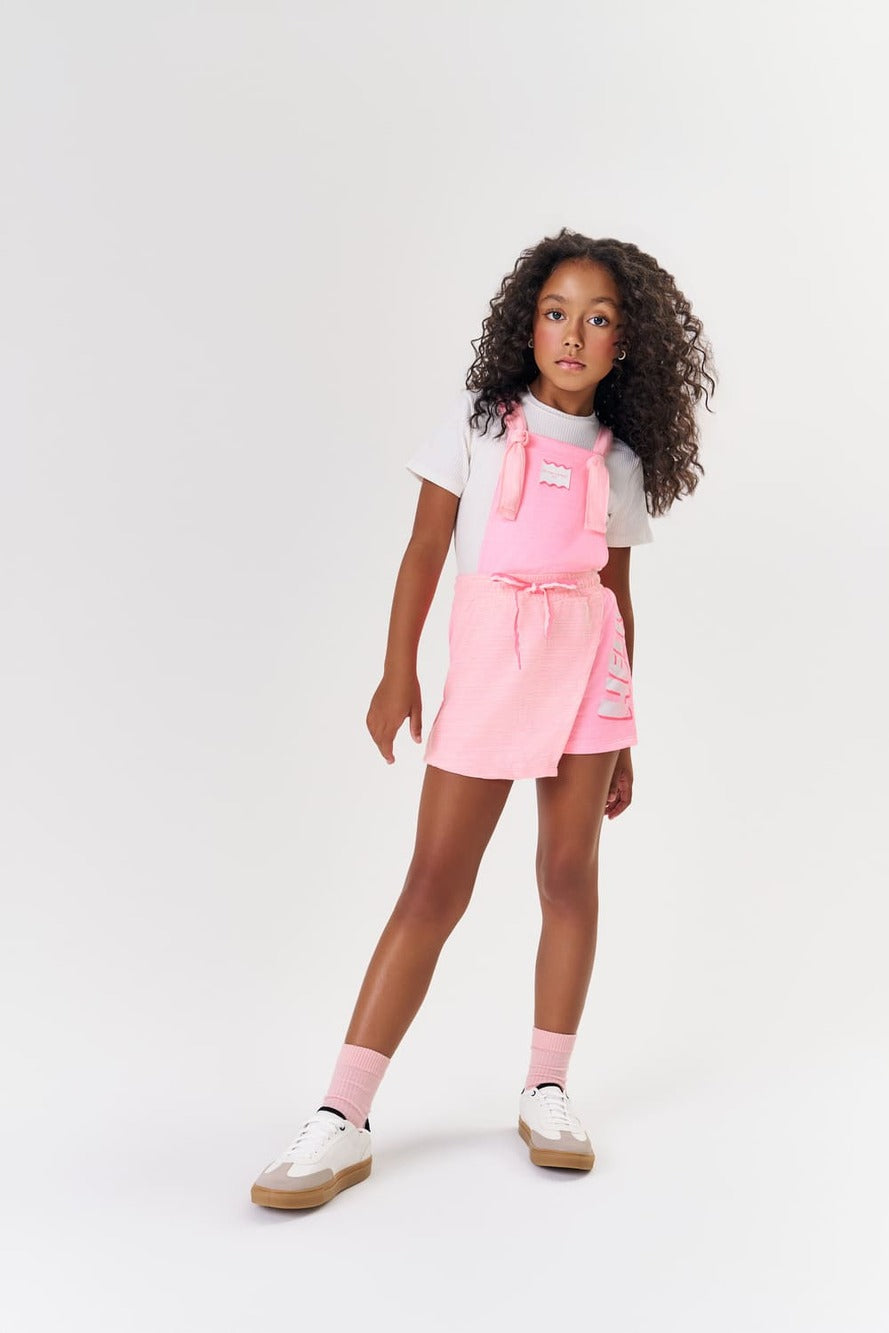 Jardineira Infantil Catavento Verão Rosa Hello e Blusa Off White