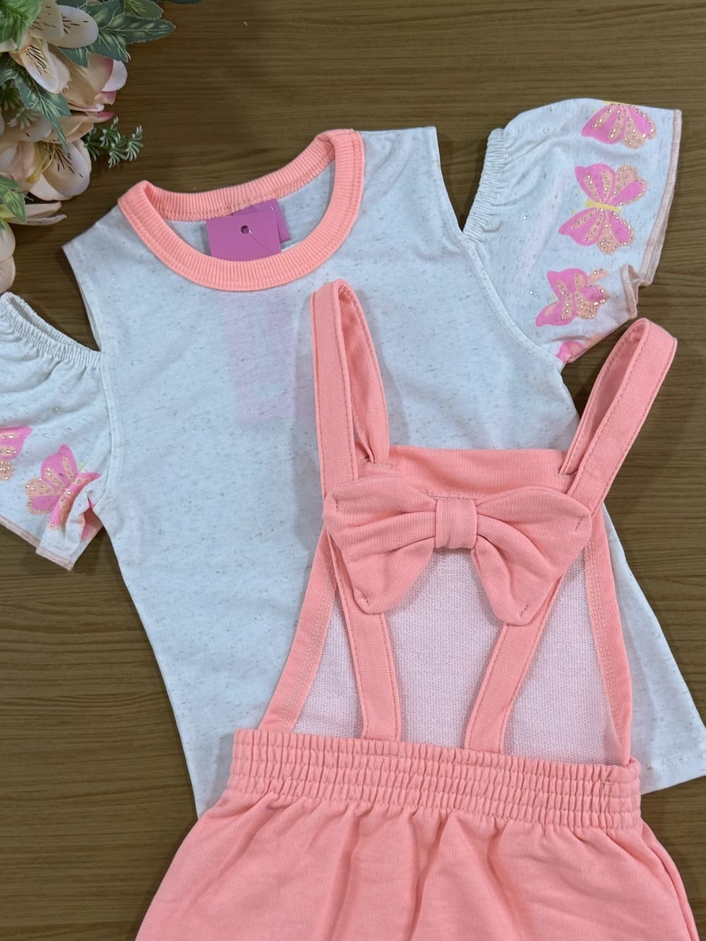 Salopete Infantil Cinti Verão Laranja Com Blusa Off White Borboletas
