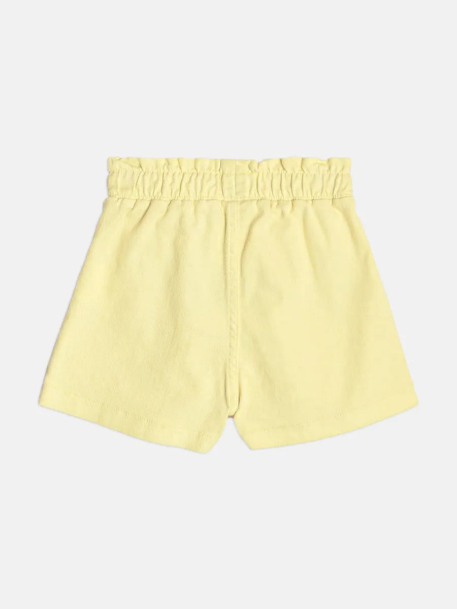 Shorts Saia Infantil Momi em Sarja Amarelo com Pingente