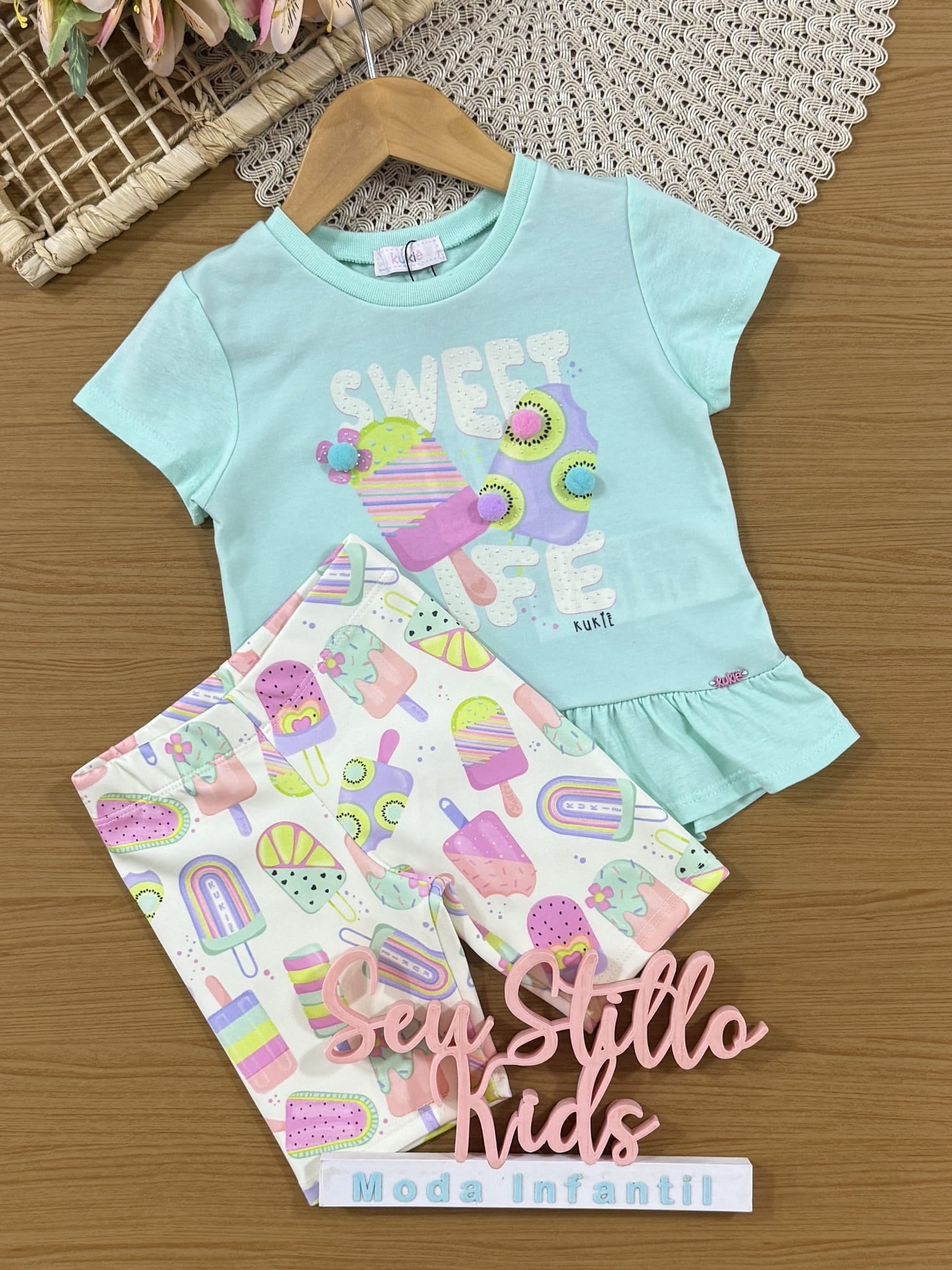 Conjunto Infantil Kukiê Verão com Shorts Ciclista Off White e Blusa Verde Sorvetinho