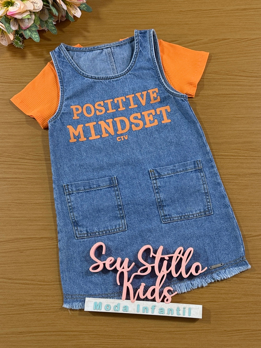 Conjunto Infantil Catavento Verão Blusa Canelado Laranja e Vestido Jeans