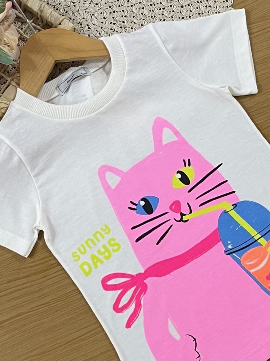 Conjunto Infantil Bimbi Verão com Shorts Ciclista Rosa e Blusa Branca Gatinha