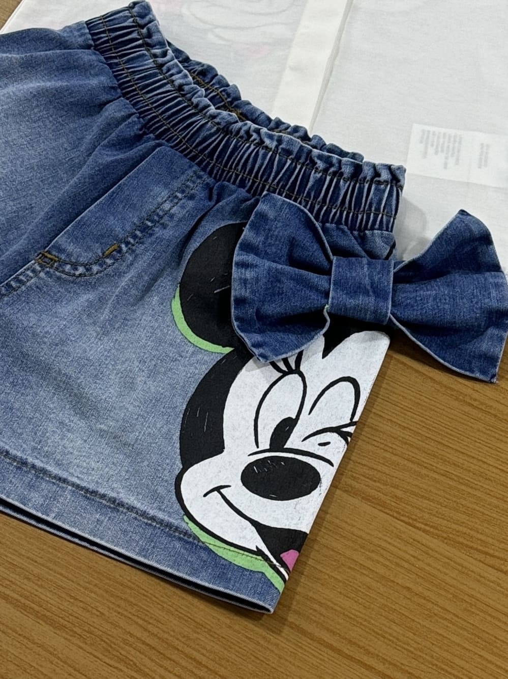 Conjunto Infantil Animê Verão Shorts Jeans e Camisa Minnie Patch Disney