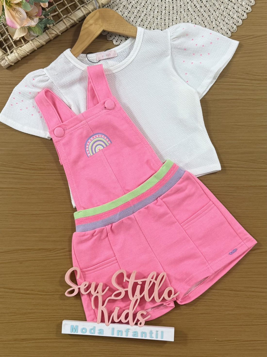 Jardineira Infantil Kukiê Verão Rosa Arco-íris e Blusa Branca