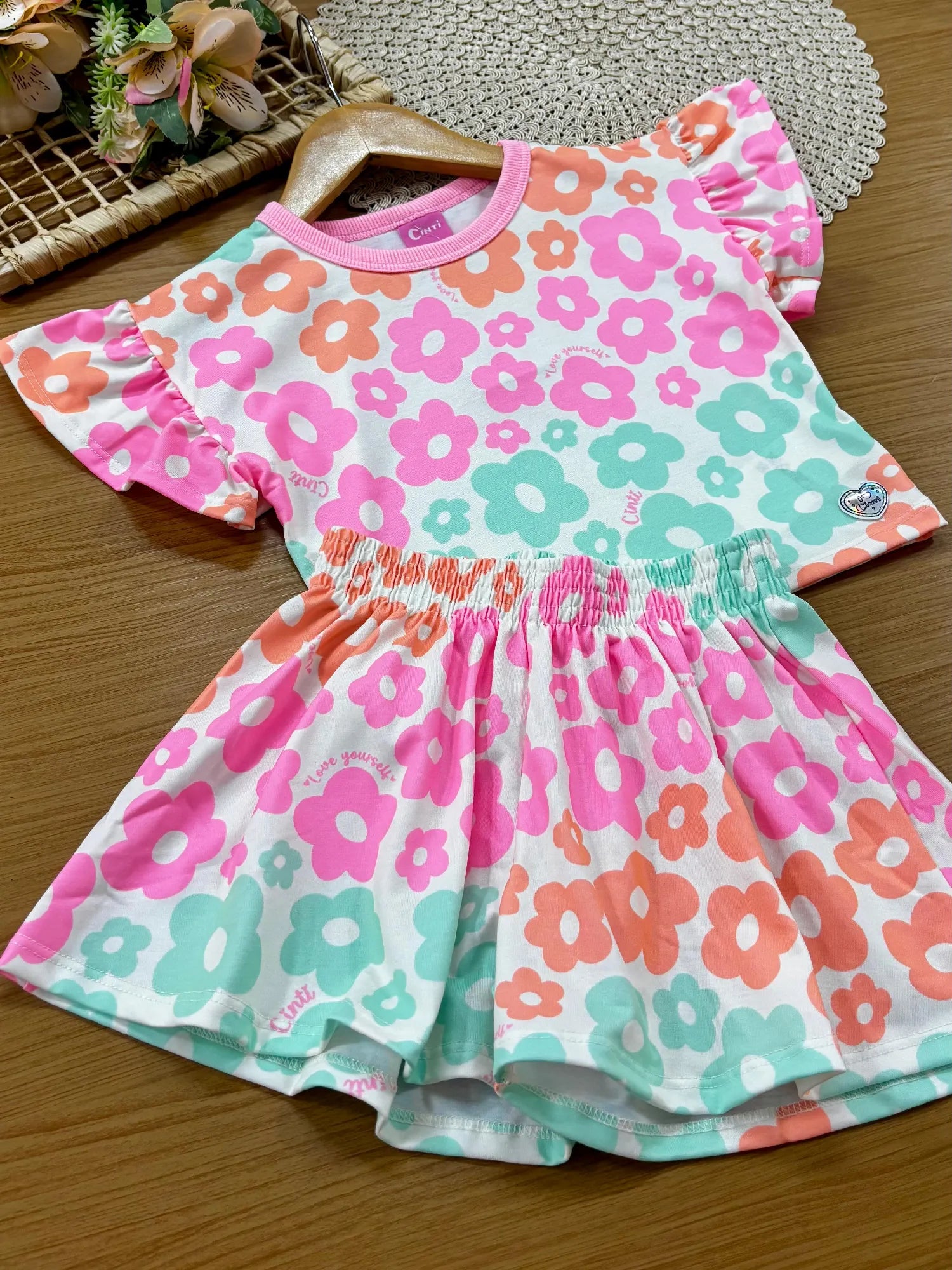 Conjunto Infantil Menina Cinti com Shorts e Blusa Flores Coloridas
