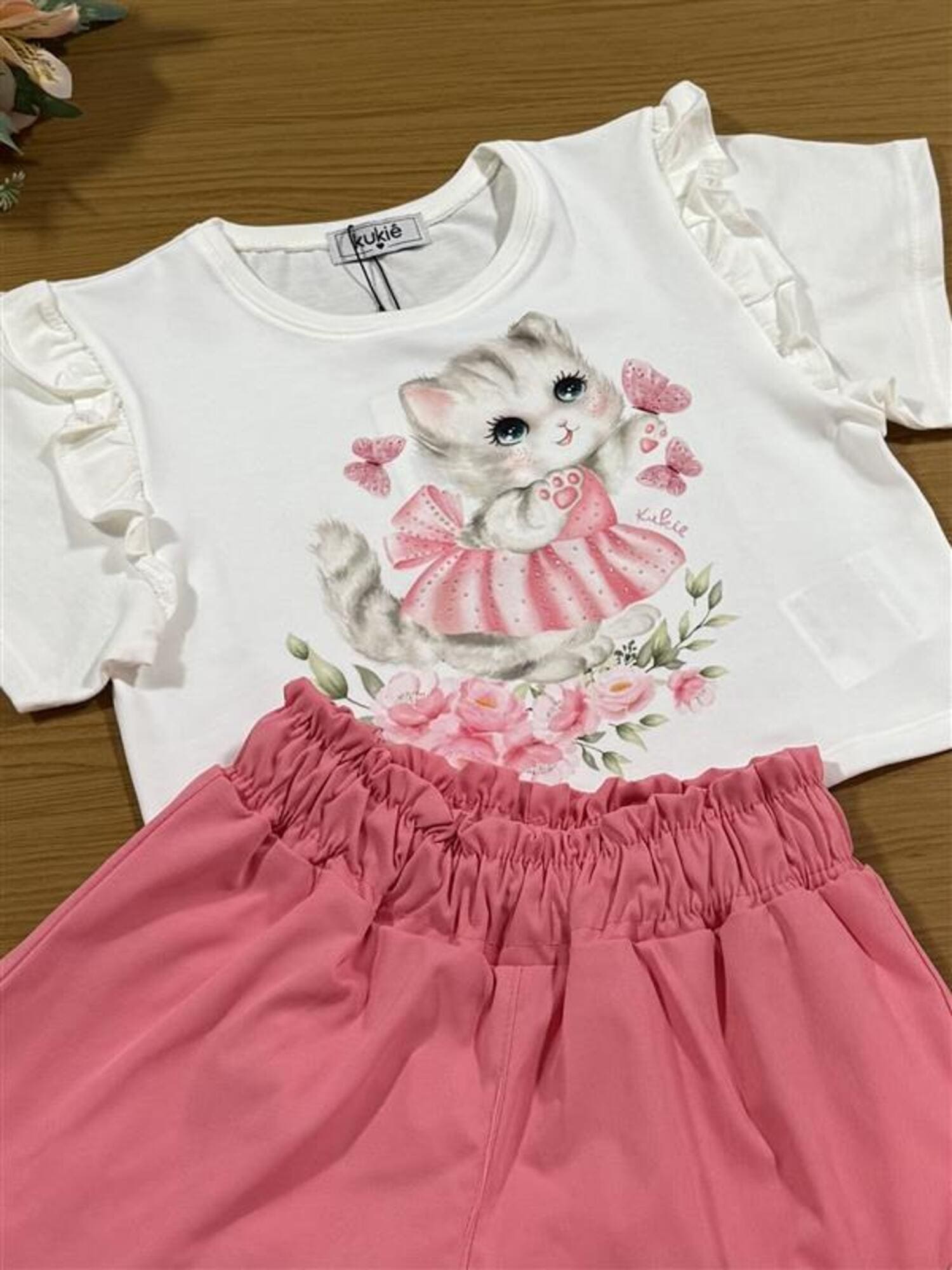 Conjunto Infantil Kukiê com Shorts Rosa e Blusa Manga Curta Gatinha com Strass