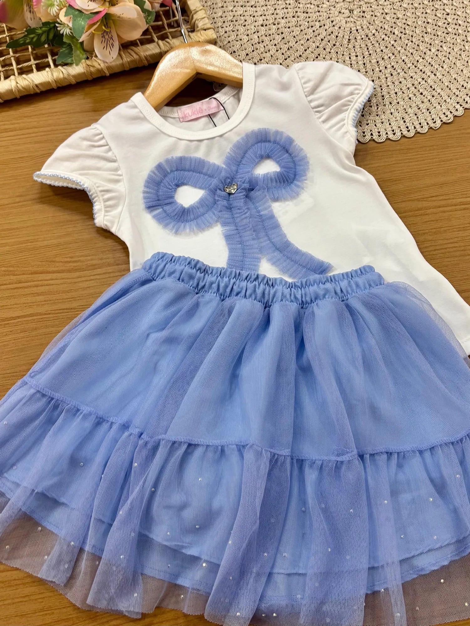 Conjunto Infantil Menina Kukiê com Saia em Tule e Blusa Branca Lacinho Azul