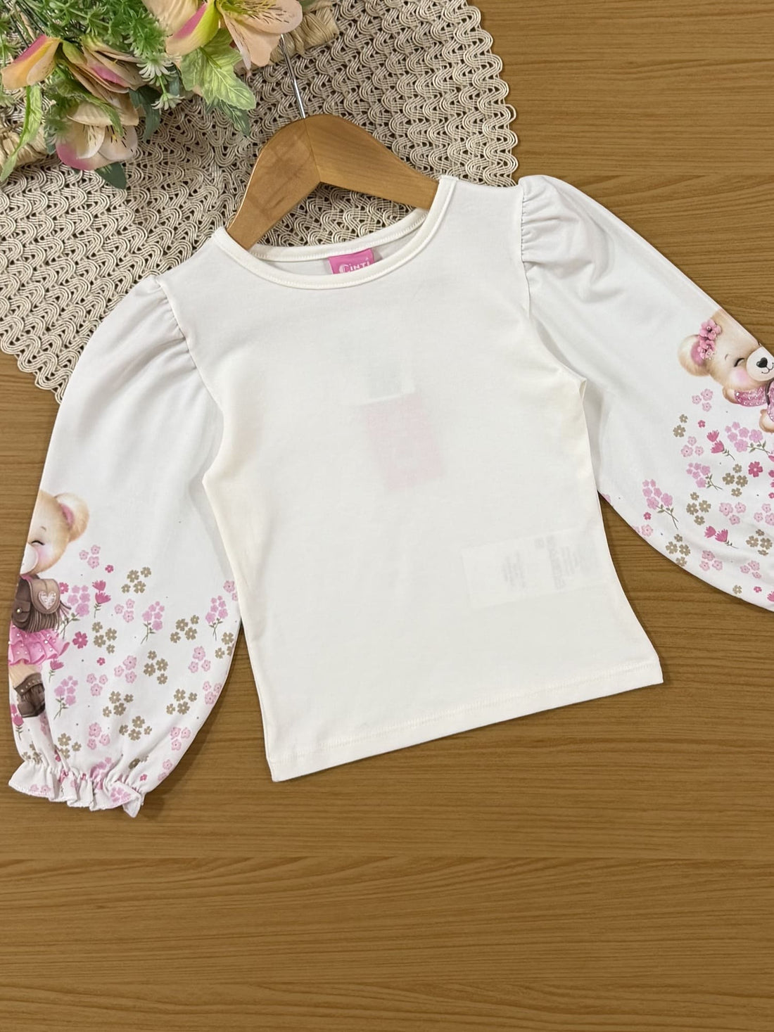 Conjunto Infantil Cinti Inverno com Shorts Bege e Blusa Manga Longa Branca Ursinha Floral