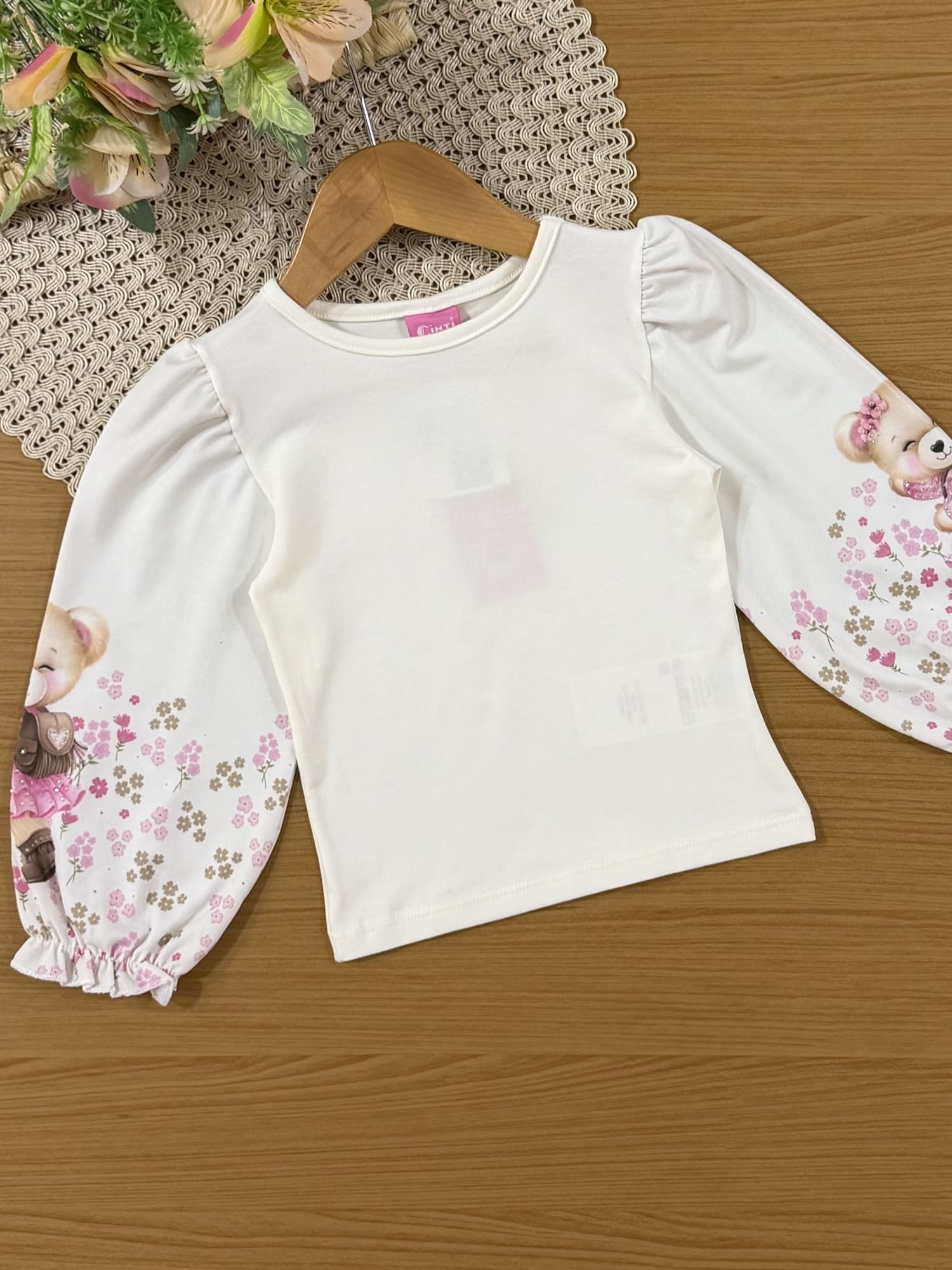 Conjunto Infantil Cinti Inverno com Shorts Bege e Blusa Manga Longa Branca Ursinha Floral