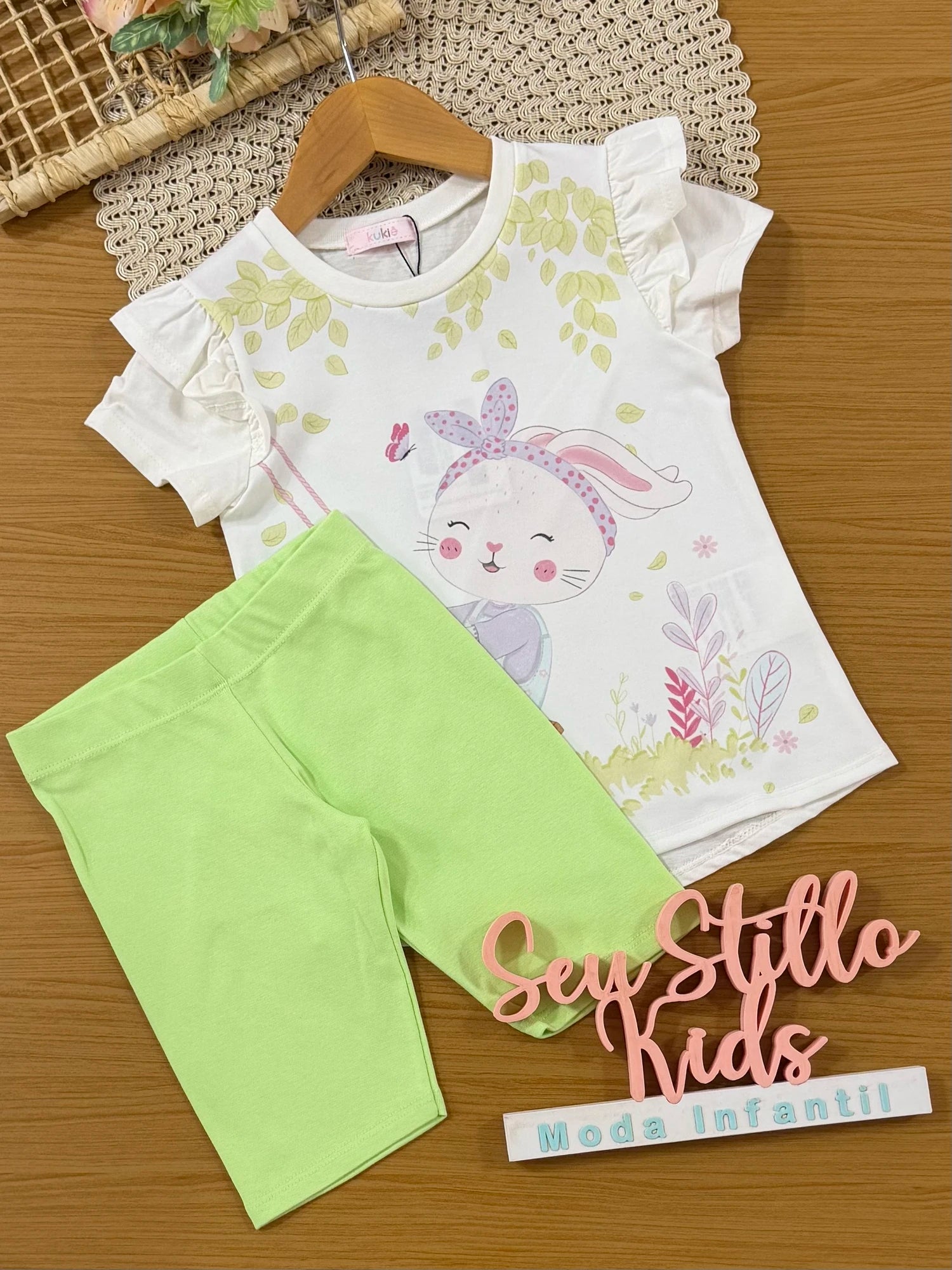 Conjunto Infantil Kukiê com Shorts Ciclista Verde e Blusa Coelhinha