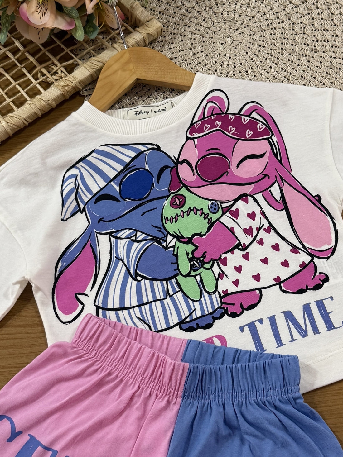 Pijama Infantil Animê Verão com Shorts Colorido e Blusa Branca Angel e Stitch Disney