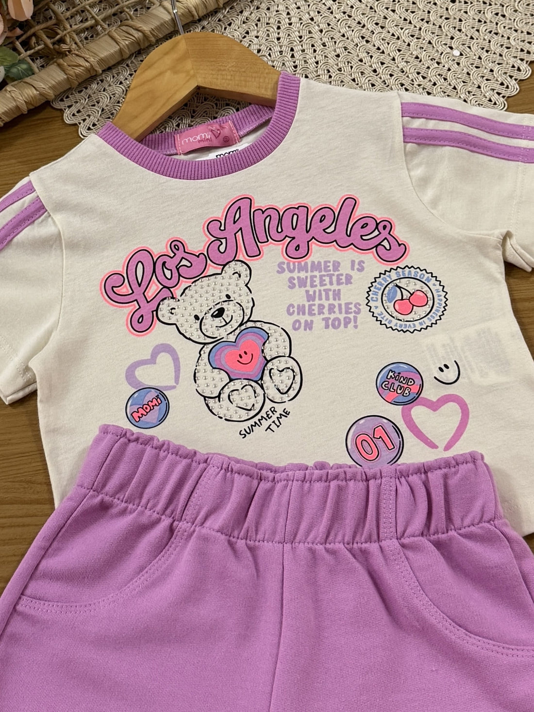 Conjunto Infantil Momi Verão com Shorts Lilás e Blusa Bege Los Angeles