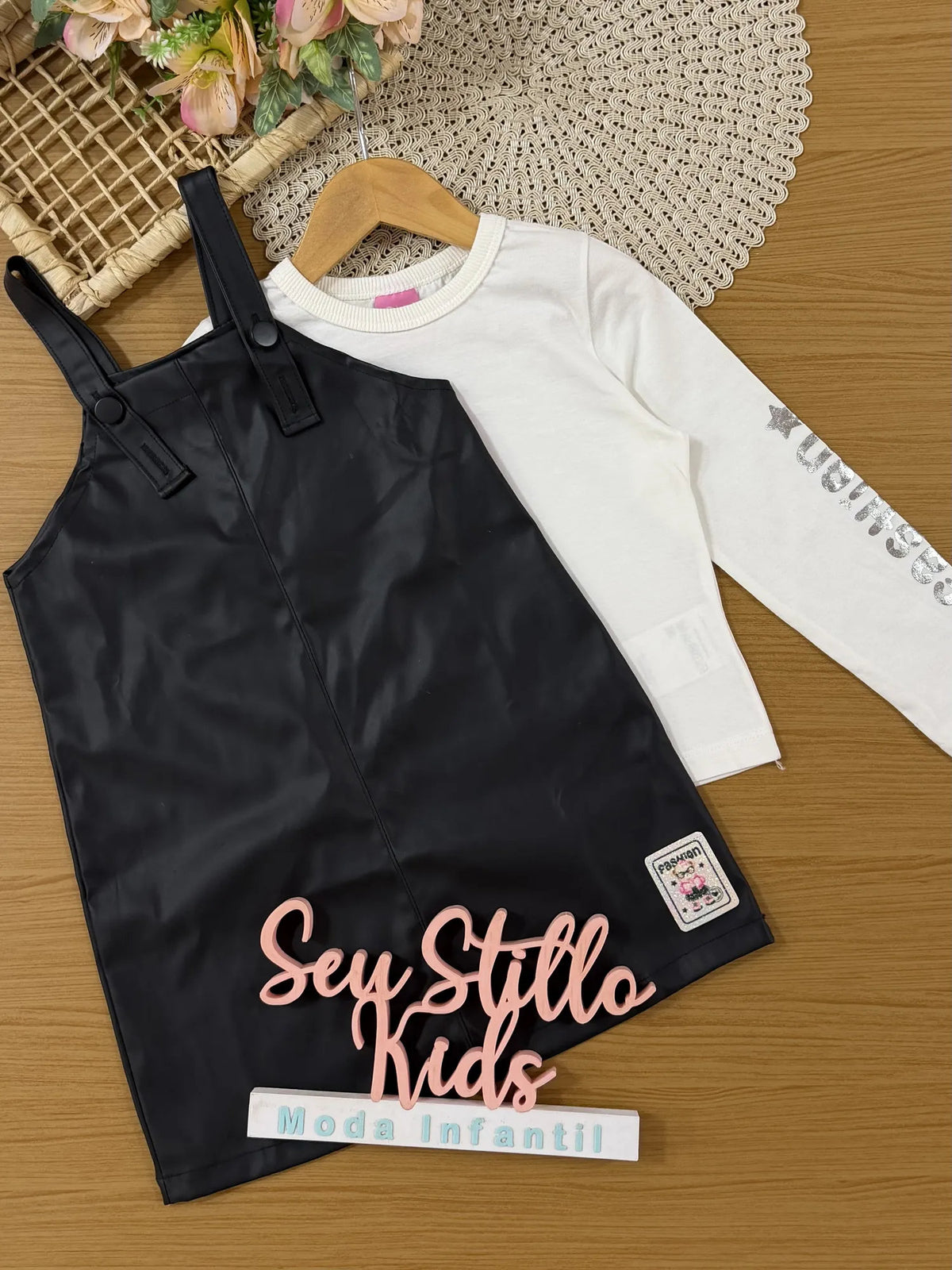Conjunto Infantil Cinti Inverno Salopete Preta Courino e Blusa Manga Longa Branca