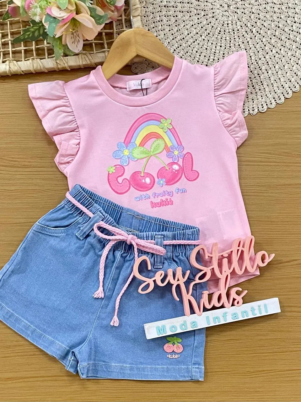 Conjunto Infantil Menina Kukiê com Shorts Jeans e Blusa Cerejinha Arco-íris