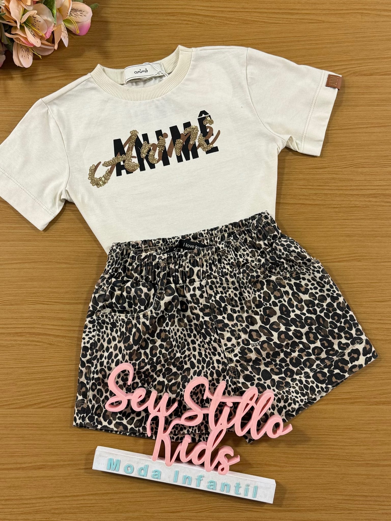 Conjunto Infantil Animê Inverno Shorts Oncinha e Blusa Bege