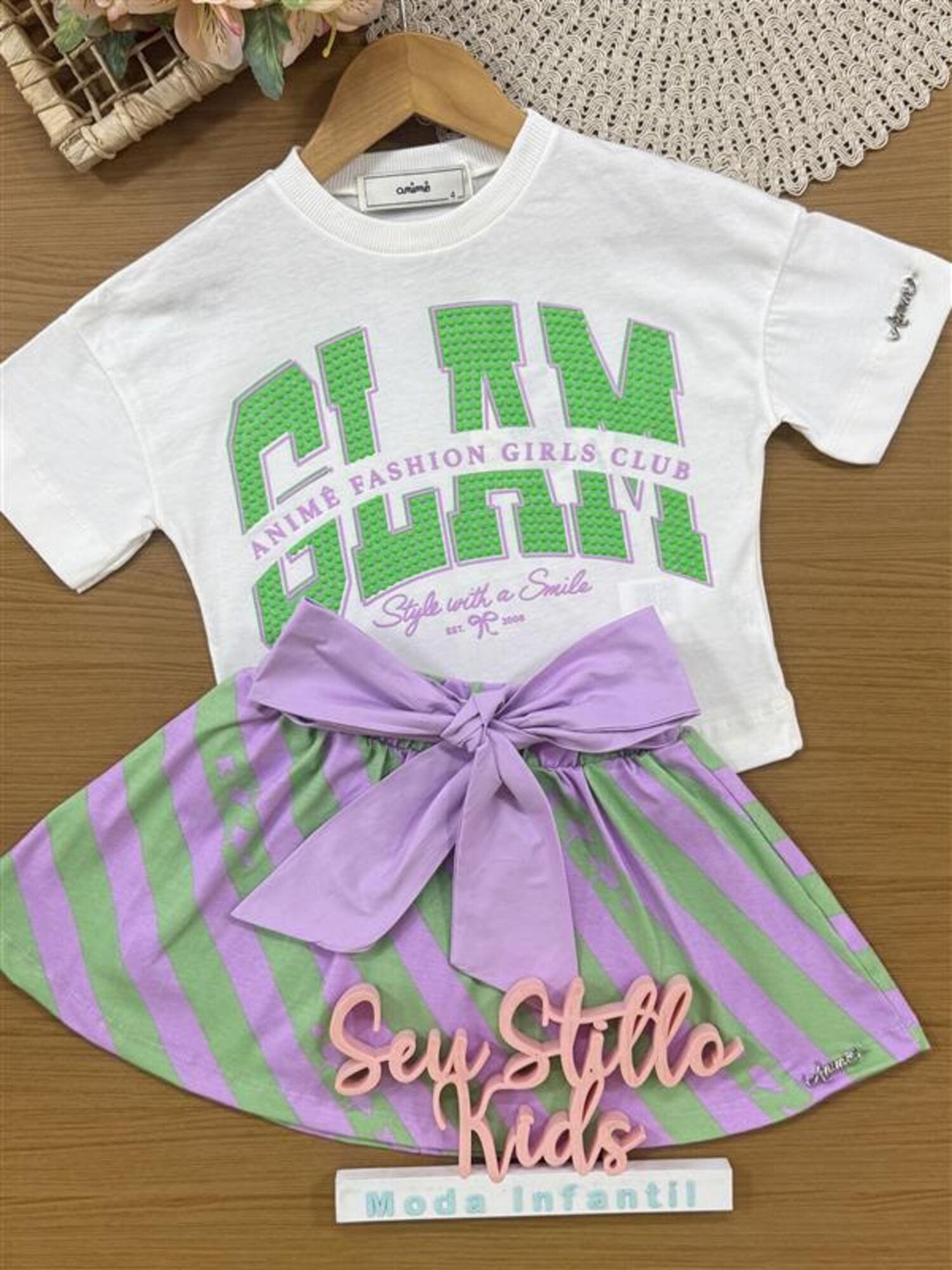 Conjunto Infantil Animê com Saia Listrada e Blusa Branca Glam